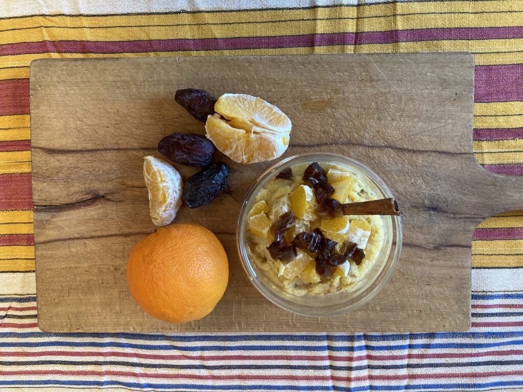 Frühstückspolenta mit Orangen und Datteln
