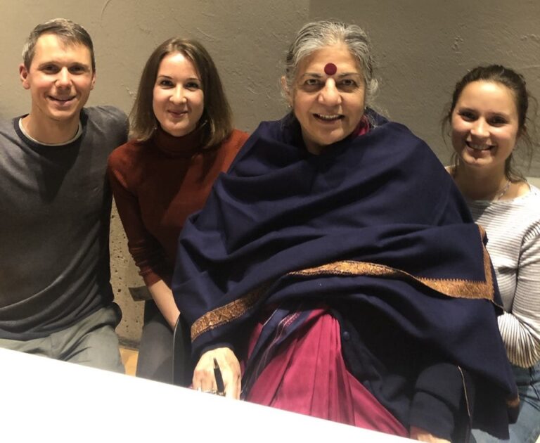 Dr. Vandana Shiva (zweite von rechts) mit den FoodHub-Mitgliedern Quentin Orain, Corinna Wiest und Friedrun Kehnel